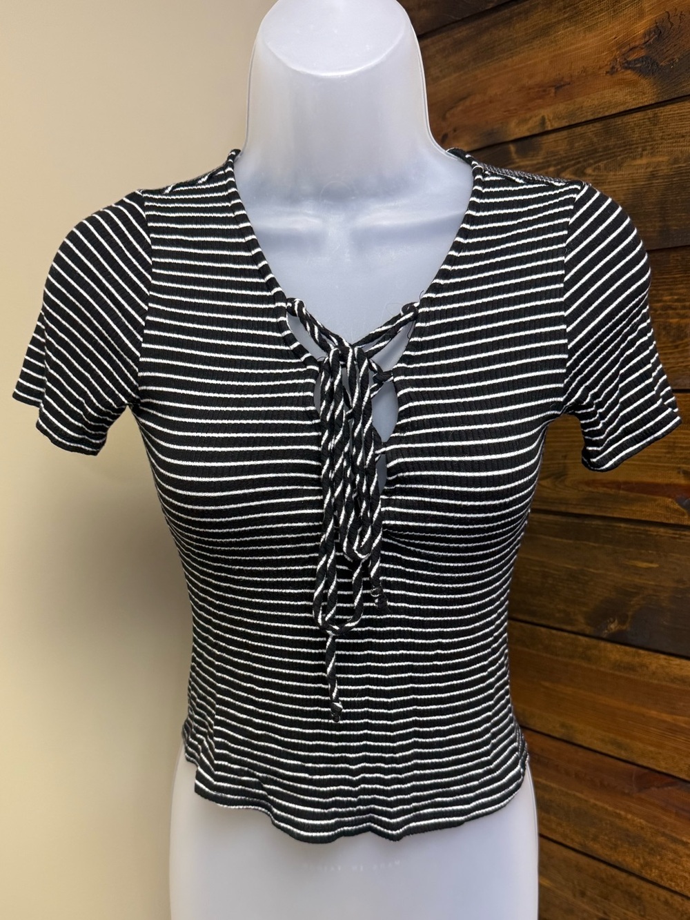 Forever 21 striped cropped top size M women’s medium juniors black and white